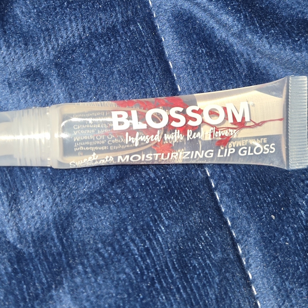 Blossom Moisturizing Lip Gloss Caramel Apple Flavor